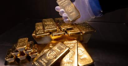 Gold advances on weaker dollar ahead of U.S. inflation test 